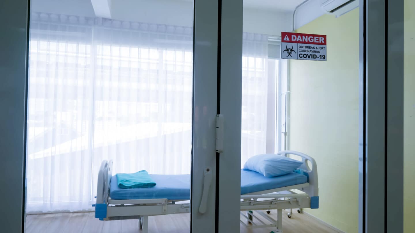Chambre d'hôpital pour la mise en quarantaine d'un patient infecté par le virus COVID-19.