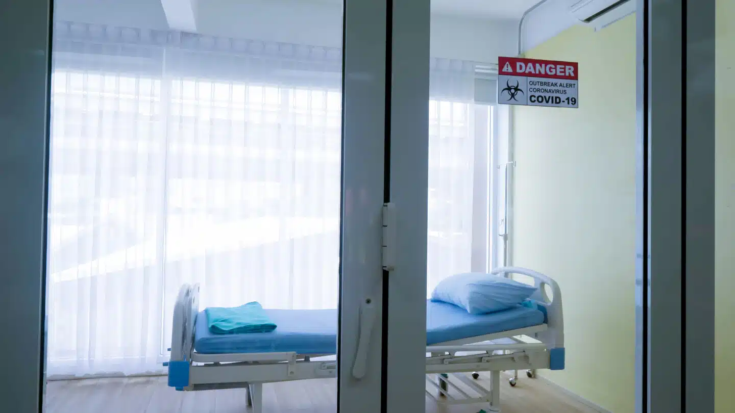Chambre d'hôpital pour la mise en quarantaine d'un patient infecté par le virus COVID-19.