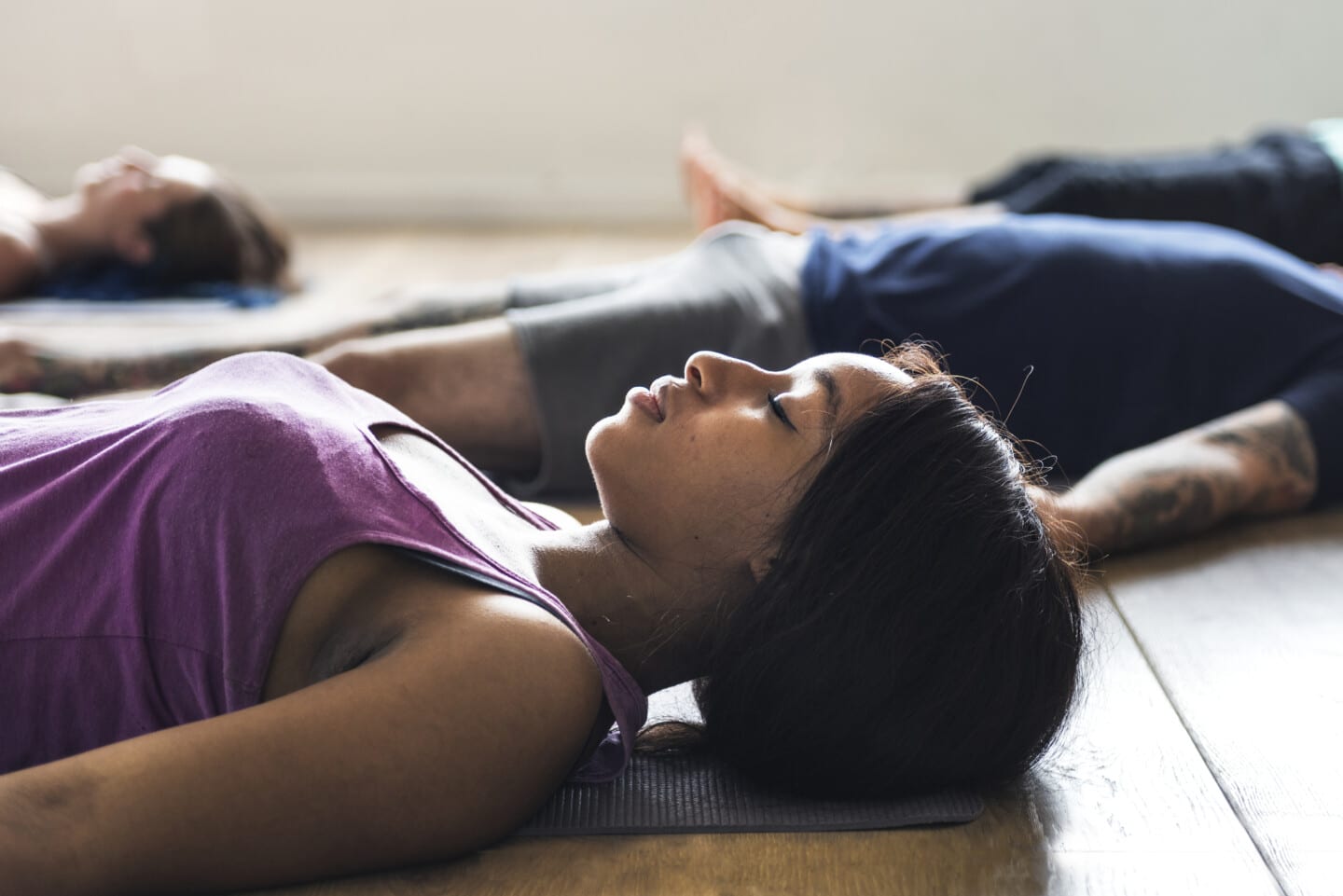 Un groupe de personnes diverses se joint à un cours de yoga