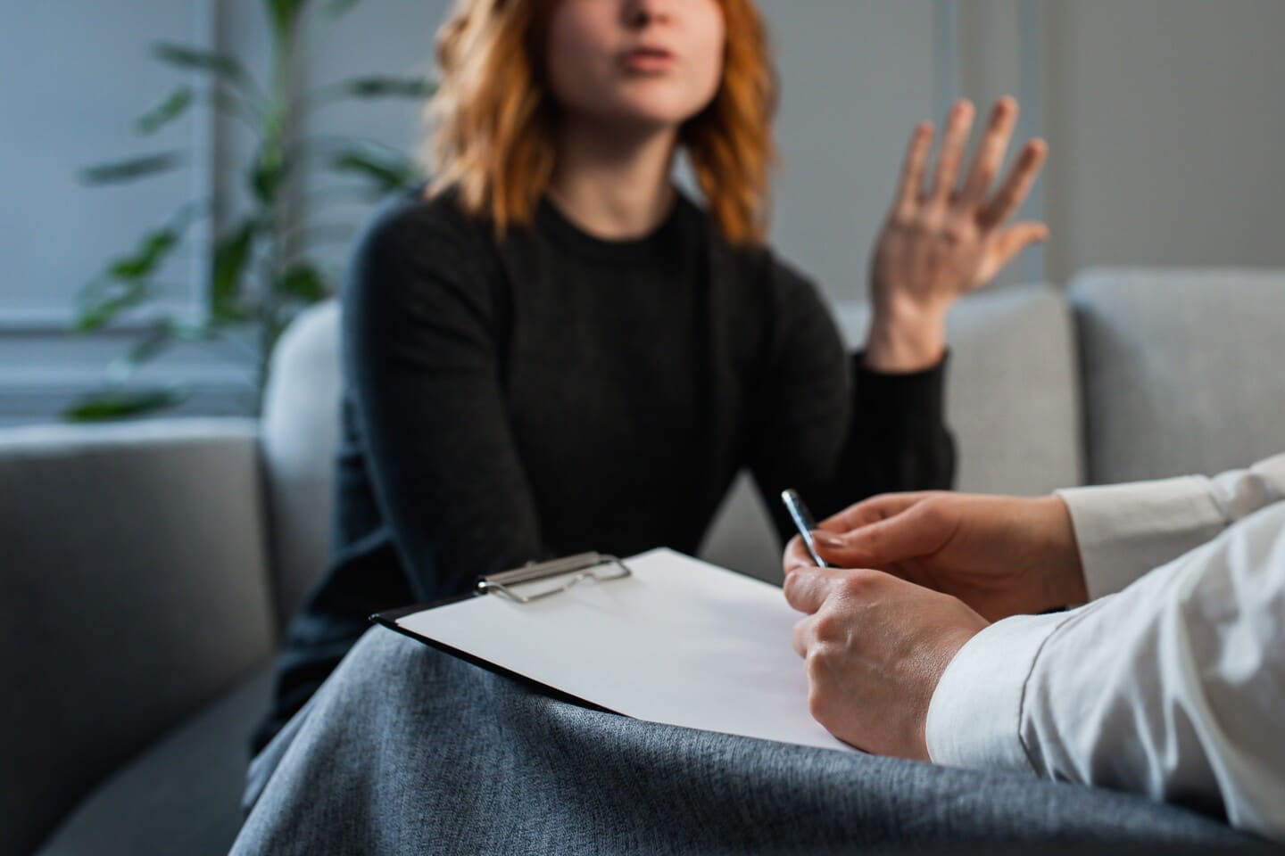 Patient saying about self on psychotherapy. Psychologist writing notes and listening