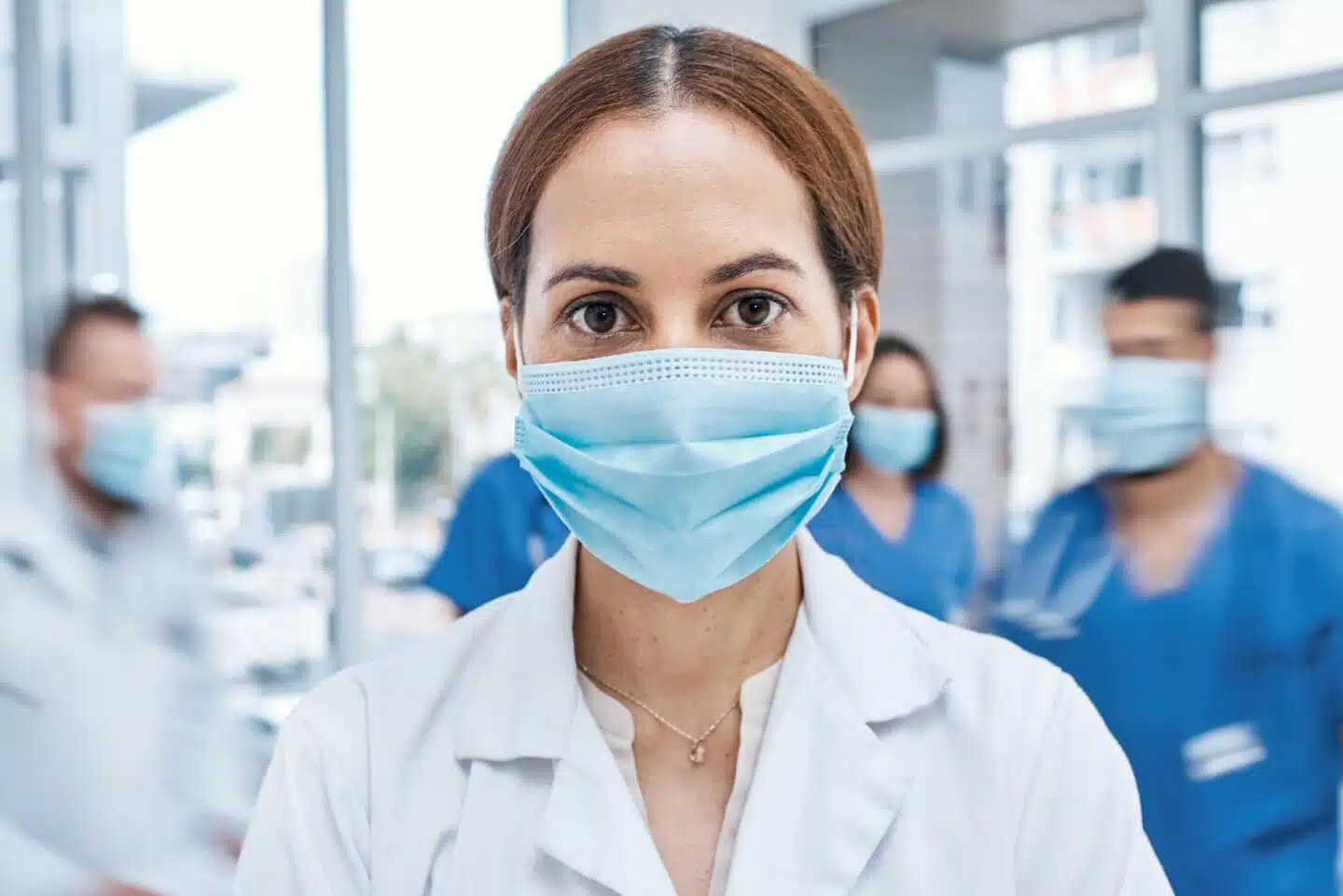 Portrait d'un médecin portant un masque dans un hôpital en pleine activité